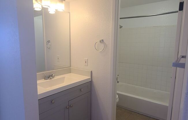 2 beds, 1 bath, 800 sqft, $1,095, Unit 240