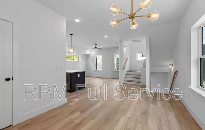 1241 N AVONDALE CIR