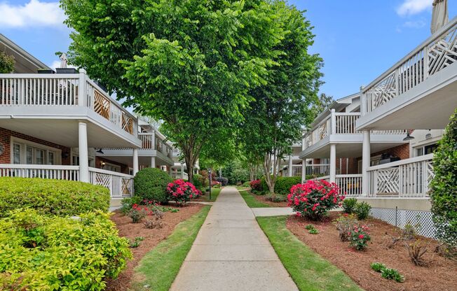 Beautiful 2bd/1ba Condo in VA Highlands w/ Balcony and Pool!!