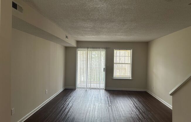 Charming 2BR Townhome in Prime Chapel Hill Location – Water Included!