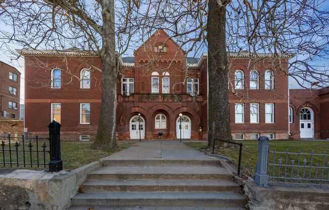 2 beds, 1 bath, 850 sqft, $899, Unit 3819 Jones St #303