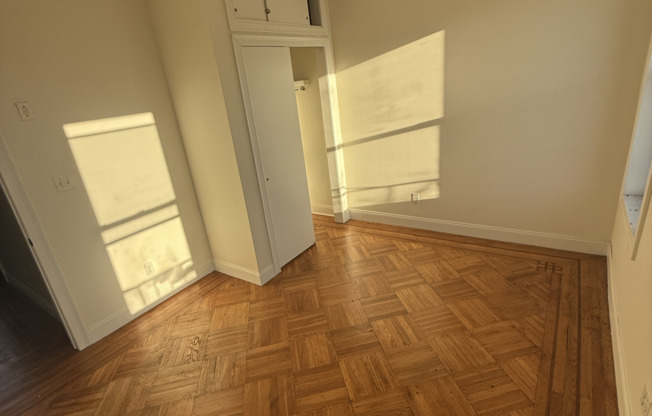 2 beds, 1 bath, $4,000, Unit 1D