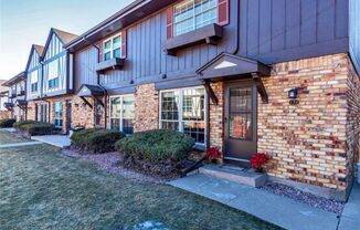 South Denver, 2 bed 2.5 bath Townhome, 2 Car Parking, Close to Light Rail