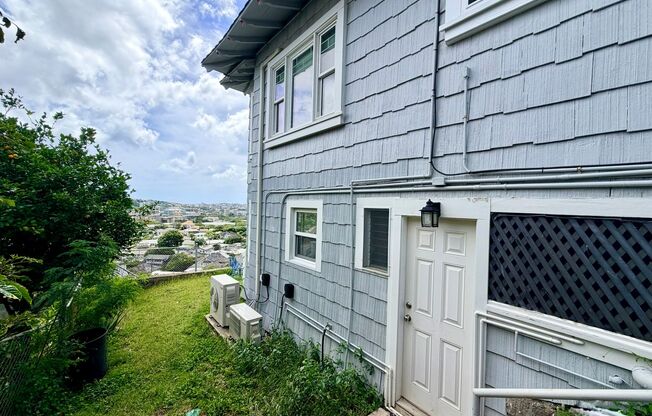 Remodeled studio residence with a panoramic view (Lower Manoa)
