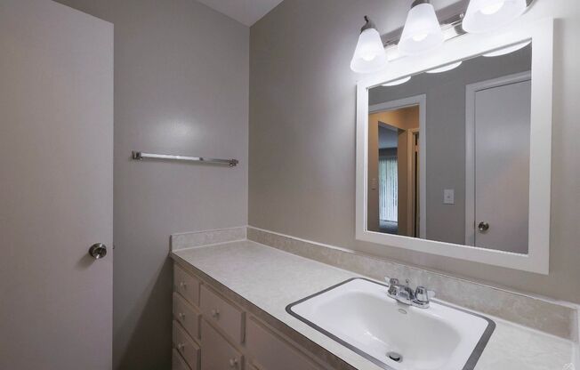 1 bed, 1 bath, 672 sqft, $1,175, Unit 2010-12