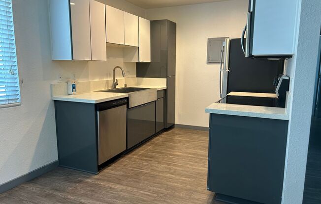 2 beds, 1 bath, 950 sqft, $2,930, Unit A052