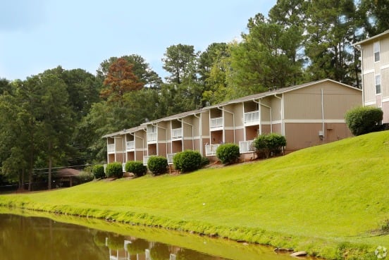 Willow Lake apartments exterior grounds
