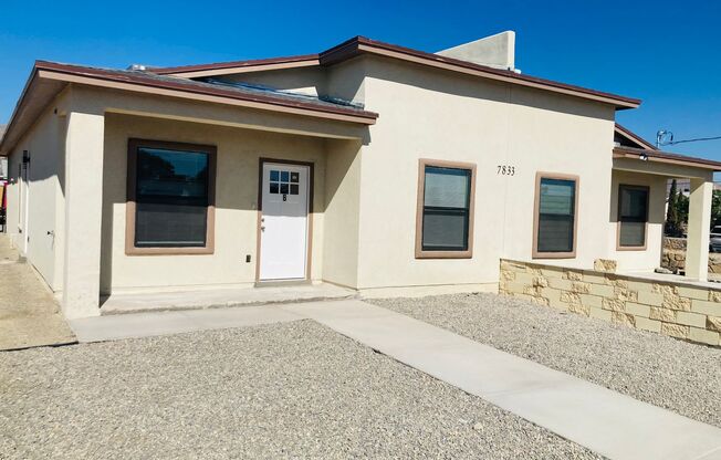 Beautiful 3-bedroom, 2-bathroom half a duplex located in the vibrant city of El Paso, close to Fort Bliss