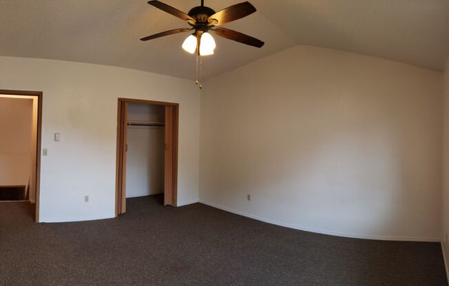 Cute 2BD/1BA unit FOR RENT on Wellington St.
