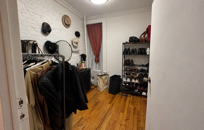 229 E 10 ST