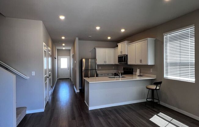 Spacious 4-Bedroom Townhome with Loft, Chef’s Kitchen & Modern Finishes – Built in 2024