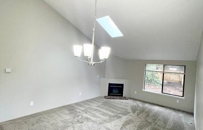 Large 2 bedroom, 1.5 bathroom Townhouse style Duplex!