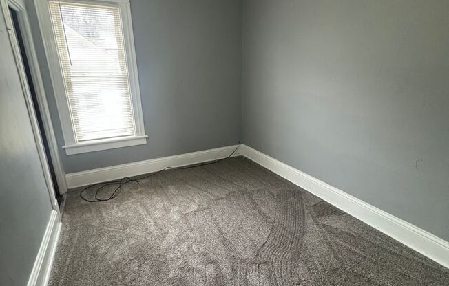 4 beds, 1 bath, $1,200, Unit 34 DEWITT ST. 2ND FLOOR