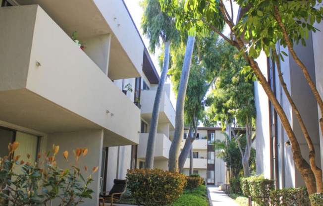 Paradise Gardens Apartments in Long Beach California