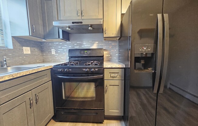 1 bed, 1 bath, 700 sqft, $2,200, Unit B