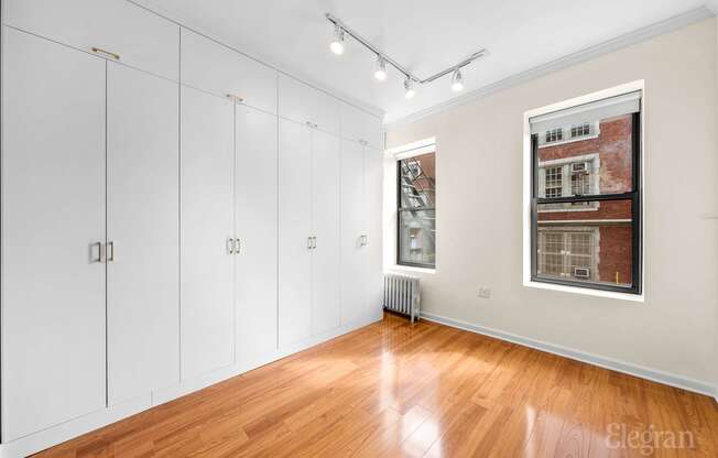 325 W 21 ST