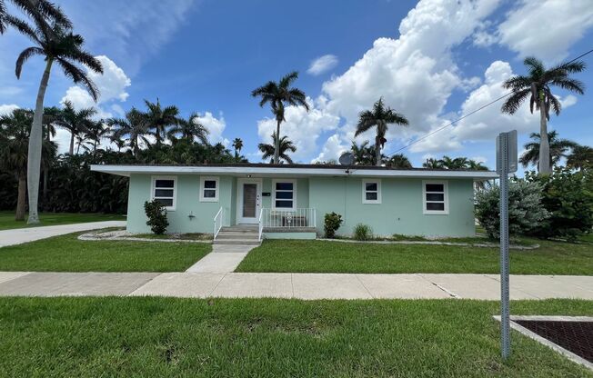 $1,325 ** Annual Lease ** 1 Bedroom / 1 Bath * DUPLEX ** Historic, Downtown Punta Gorda