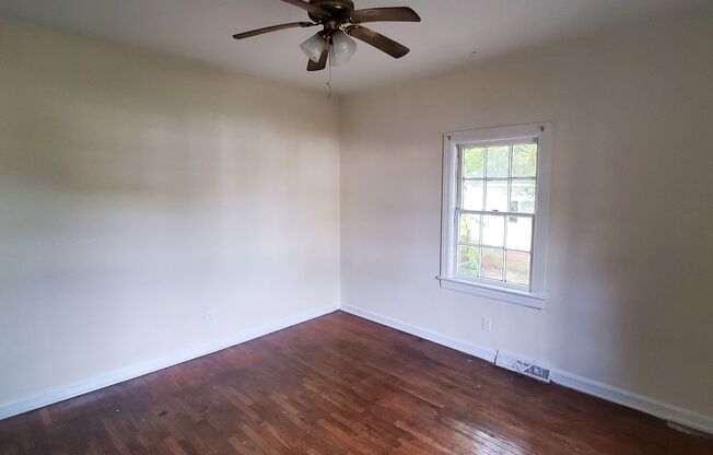 3 beds, 1 bath, $950