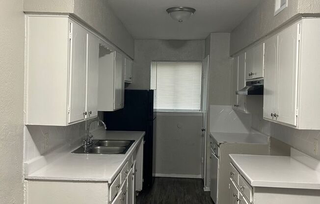 2 beds, 1 bath, 780 sqft, $1,050, Unit 107