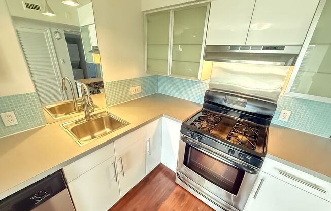 2 beds, 1 bath, 954 sqft, $1,600, Unit RRO-110