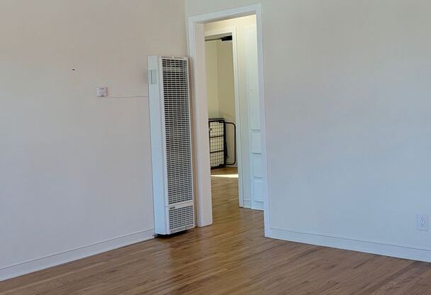 3 beds, 1 bath, $3,950, Unit 4090 W 135th St
