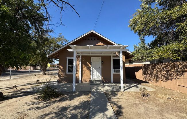 Two Bedroom 1 Bathroom Home in Hemet