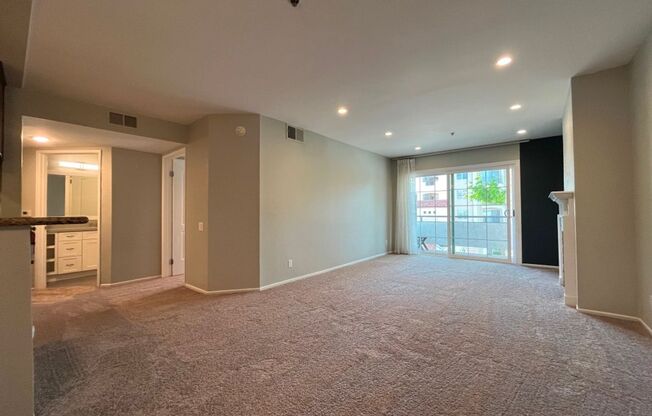 S of the Blvd condo w/upgrades, appliances, gym, parking + more!