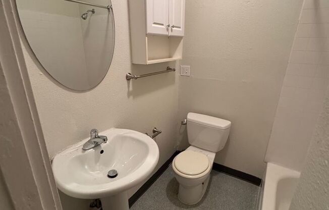 2 beds, 1 bath, 750 sqft, $1,100, Unit 9