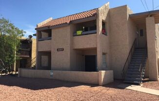 Charming ground level unit in Phoenix!!