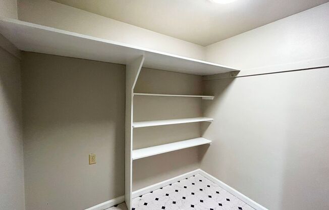 1 bed, 1 bath, 695 sqft, $1,525, Unit Windsor - 17