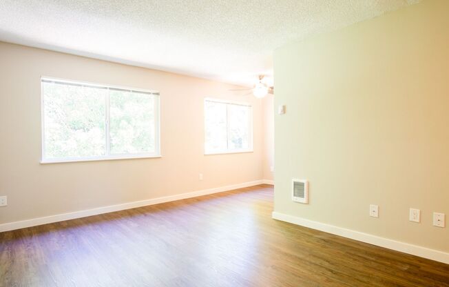 Perfect SE Location: 1st Floor 1-Bed Comes With Parking!
