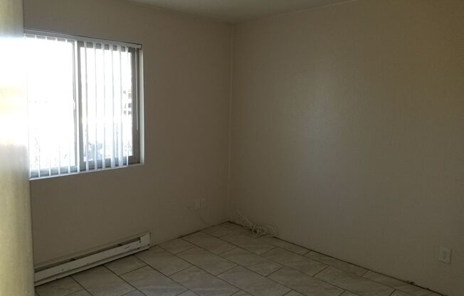 2 beds, 1 bath, $995, Unit 330-1101