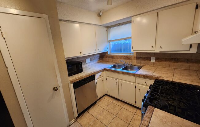 3 beds, 2 baths, $2,595, Unit Unit B