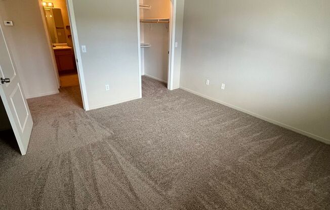 Large, Downstairs 2x2 Condo at Silver Creek, Washer & Dryer In Unit!