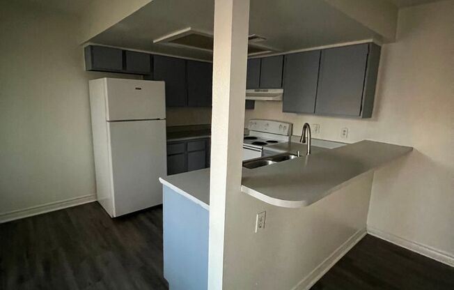 2 beds, 1 bath, $1,250, Unit D