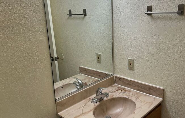 2 beds, 2 baths, 957 sqft, $1,015, Unit 08