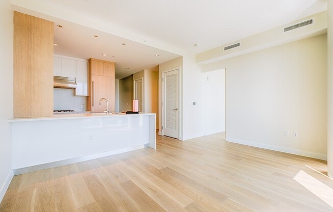 1 bed, 1 bath, 815 sqft, $4,800, Unit 25H