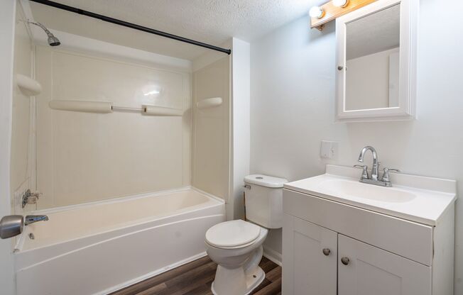 3 beds, 1 bath, $1,150, Unit 104