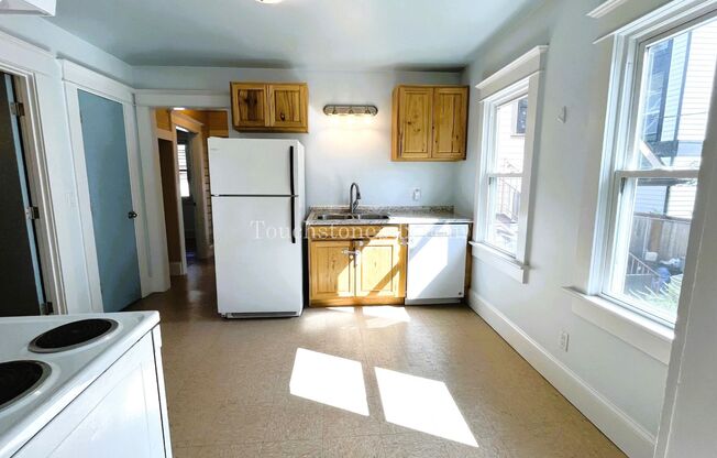 2 beds, 1 bath, $2,500