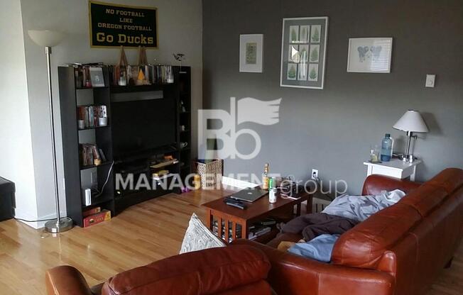 Close-in NE Portland Duplex Walking Distance to New Seasons Market!
