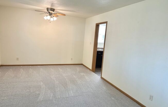 2 beds, 1 bath, $810, Unit 6