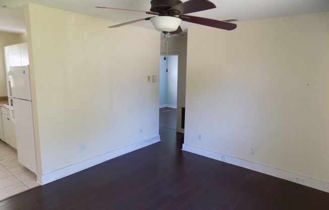 1112 57th Ave N St. Petersburg, FL 33703 MOVE-IN SPECIAL!!!! Half off your 1st month's rent!!