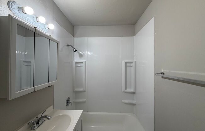 2 beds, 1 bath, 639 sqft, $1,299, Unit 11