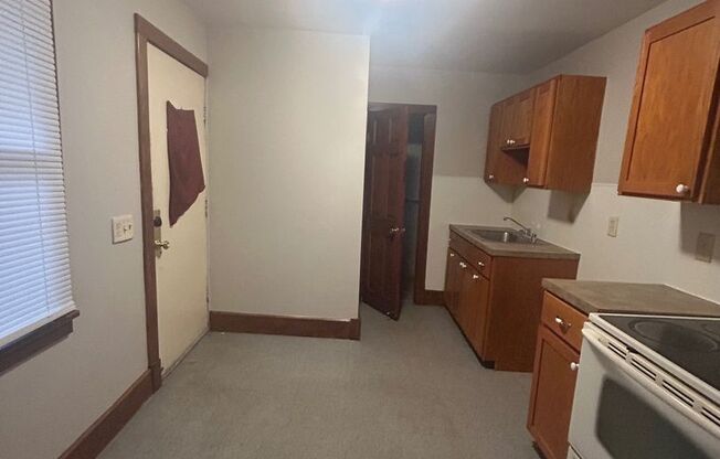 2 beds, 1 bath, $900, Unit Rear