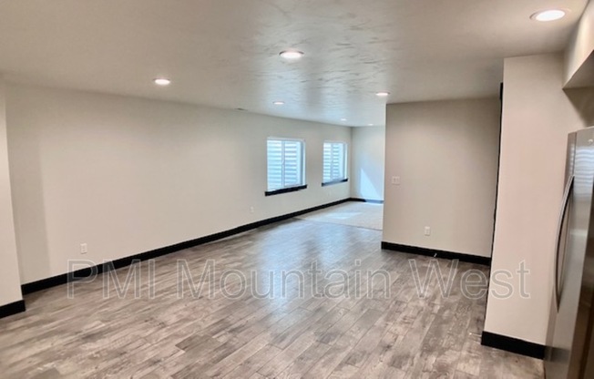 594 E SPRUCE GLN RD