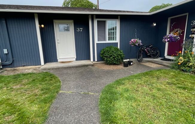 2 beds, 1 bath, 945 sqft, $1,575, Unit 037