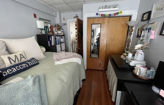 2 beds, 1 bath, $2,700, Unit 10