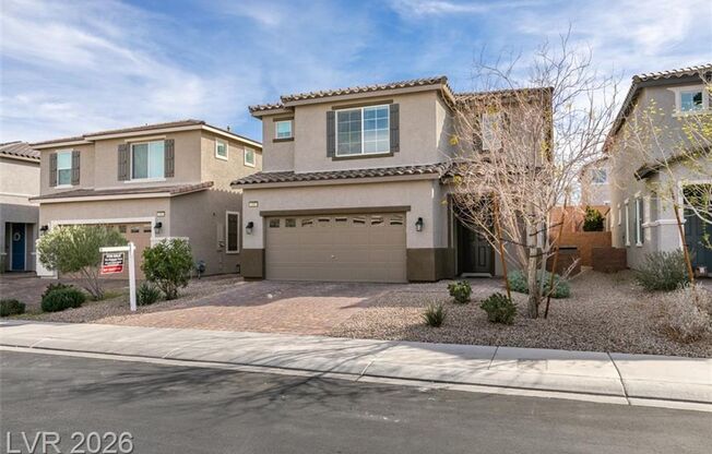 HENDERSON HOME WITH A BEDROOM & FULL BATHROOM DOWNSTAIRS!!