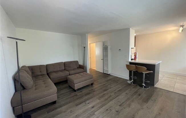 2 beds, 1 bath, 900 sqft, $2,900, Unit 8