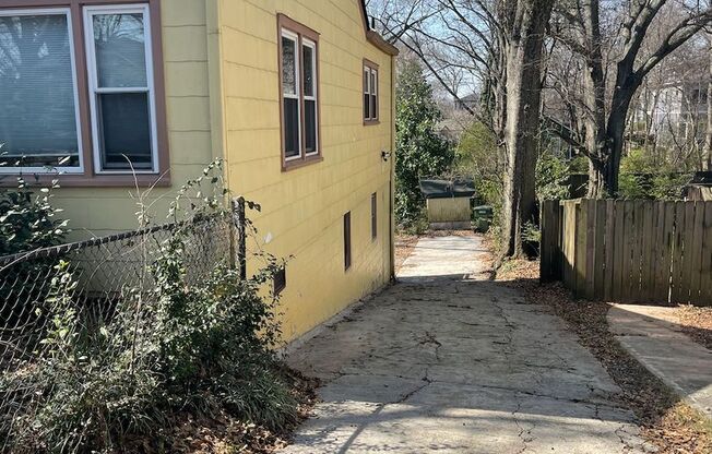Private Basement Studio Apartment in Kirkwood.